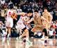 　名古屋Ｄ戦で相手をマークする琉球の岸本（右）＝沖縄サントリーアリーナ（（Ｃ）Ｂ．ＬＥＡＧＵＥ）