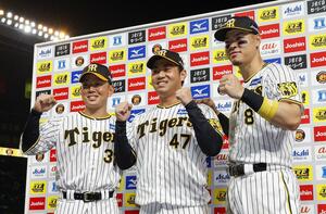 ヒーローインタビューを終え、ポーズをとる阪神の(左から)糸原、桐敷拓馬、佐藤輝=甲子園