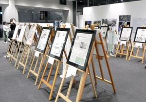 新潟日報の「すずさん」企画を紹介する展示=横浜市のニュースパーク