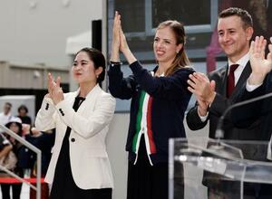 イタリア館の式典に参加した(左から)宮原知子さん、カロリナ・コストナーさん=13日午前、大阪市此花区の夢洲