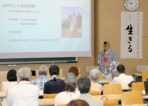 山伏の修行について語った長谷川智光さんの講演会=7日、新潟市中央区