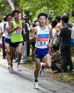 箱根駅伝予選会で日本人4位に食い込んだ日体大の山崎丞さん=10月19日、東京都立川市