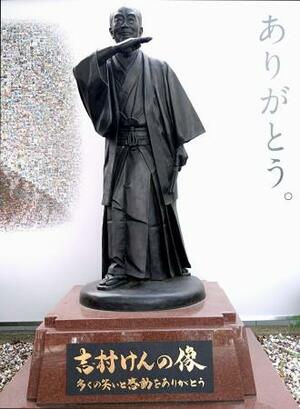 　東村山駅前に立つ志村さん像＝１１月、東京都東村山市