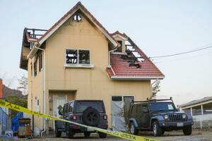 火災が発生し男性が敷地内で死亡しているのが見つかった事件で、現場検証が行われた住宅=17日午後5時34分、広島県東広島市(車のナンバープレートにぼかしを入れています)