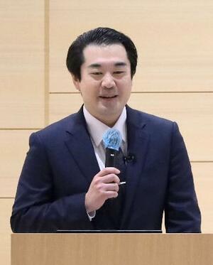 シンポジウムで発言する京都女子大ジェンダー教育研究所の松本浩延特定講師=14日午後、京都市東山区