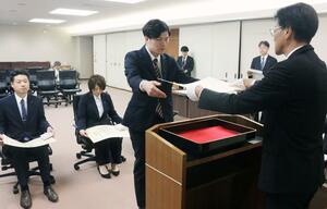 「創意工夫功労者賞」に選ばれた２社３人に表彰状が贈られた伝達式＝４月１９日、県庁