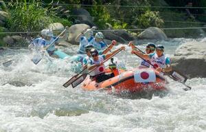 マレーシアで行われたラフティングの世界選手権の男子オープン部門で激流を下る日本代表チーム=3日(提供写真・共同)
