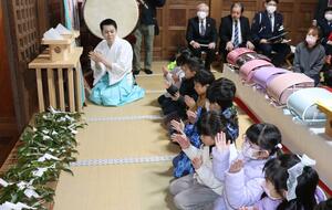 新入学児の交通安全を願った「ランドセル祈願祭」=3月20日、村上市三之町