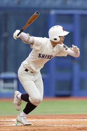 新潟北-新潟商 7回2死一、二塁で新潟商の本田優真が適時二塁打を放つ=エコスタ(写真映像部・菊池雪那)
