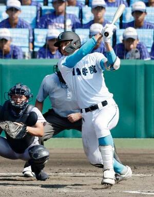 　京都国際―山梨学院　５回裏山梨学院１死満塁、菰田が右越えに走者一掃の三塁打を放つ。捕手猪股＝甲子園