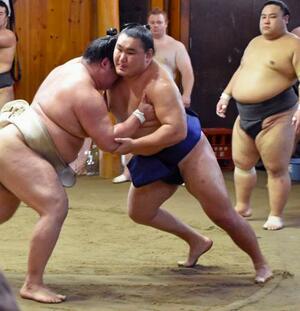 ぶつかり稽古で明生に胸を出す豊昇龍(右)=11日、東京都台東区の立浪部屋
