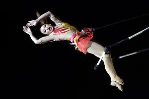 「一丁ブランコ」を披露する丹原順菜さん