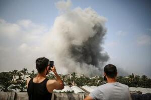 8月、ガザ最南部ラファで、イスラエル軍の攻撃により立ち上る煙(ゲッティ=共同)