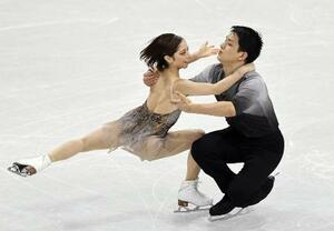 　ペアのフリーで演技する三浦璃来（左）、木原龍一組＝１６日、ミラノ（共同）