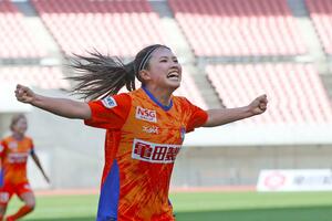 後半45分、新潟の滝川結女がシュートを決めて2-1と勝ち越す=ビッグスワン