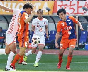 新潟―大宮 後半24分、安田のパスにMF加藤(右)とFW渡辺新太が走り込むがシュートに至らず=22日、ビッグスワン