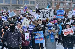 米移民・税関捜査局(ICE)に対する抗議集会に参加した人たち=25日、米中西部シカゴ(ゲッティ=共同)