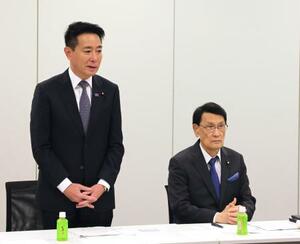 整備新幹線に関する与党プロジェクトチームの会合であいさつする、共同座長の日本維新の会・前原誠司衆院議員。右は自民党・渡海紀三朗衆院議員=12日午前、国会