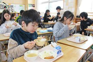 小千谷市産のもち米「わたぼうし」を使った給食を食べる児童＝２６日、小千谷市旭町