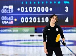 日本―米国 第8エンドの最終ショット後、厳しい表情を見せる吉村。3点を奪われた=コルティナダンペッツォ(共同)