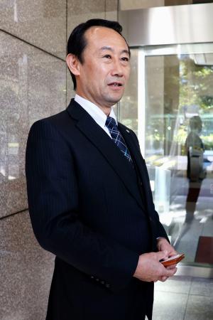 NHKの責任者と面談後、報道陣の取材に応じる岐阜県の江崎禎英知事=26日午前、東京都千代田区