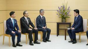 木原官房長官兼拉致問題相と面会する（左から）福井県小浜市の杉本和範市長、新潟県佐渡市の渡辺竜五市長、同県柏崎市の桜井雅浩市長＝３０日午後、首相官邸