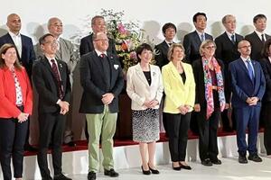 2023年、仙台市でのG7科学技術相会合の行事でサメ革のヒールを履いた高市早苗氏(中央)(本人のインスタグラムから)