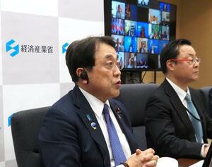 　オンラインでのＧ７会合に臨む赤沢経産相（左）＝３０日午後、経産省（同省提供）