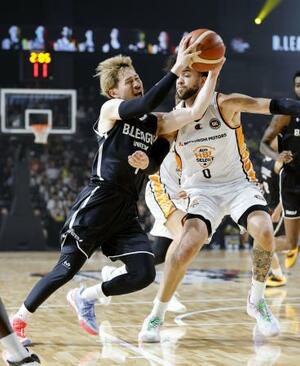 Bリーグ選抜―NBL選抜 第3クオーター、攻め込む池田=オープンハウスアリーナ太田