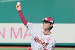 1軍に合流しキャッチボールで調整する荘司(河北新報社提供)