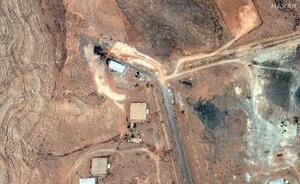 米軍空爆後に、破壊されたトンネル入り口を示す衛星写真=6月、イラン中部イスファハンの核施設(マクサー・テクノロジーズ提供、ロイター=共同)
