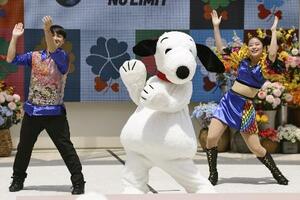 5月、USJが大阪・関西万博の大阪ヘルスケアパビリオンで開いたイベントで、ダンスを披露するスヌーピー=大阪市此花区の夢洲
