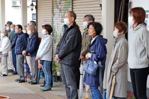 ８年ぶりの選挙戦で候補者の訴えを聞く市民＝４月１６日、小千谷市