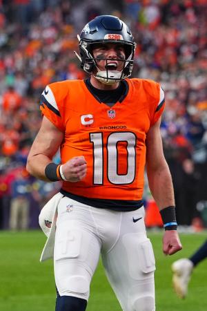 　パッカーズ戦でＴＤパスを決めて喜ぶブロンコスのＱＢニックス＝１４日、デンバー（ＡＰ＝共同）