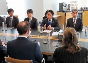 　パランティア・テクノロジーズ社幹部と意見交換する小泉防衛相（奥右から２人目）＝１６日、米ワシントン（共同）