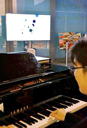 ピアノの演奏に呼応して画面に図形が映し出される映像作品＝１２日、長岡市大手通２