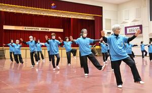 息の合った演武を披露する太極拳の愛好者＝佐渡市千種