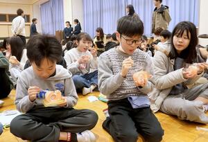 イチゴのロールケーキを試食する児童＝新発田市大栄町４