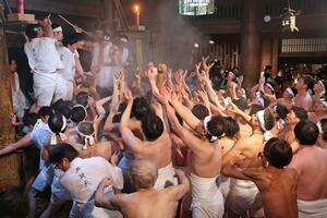 さらし姿の男衆が体をぶつけ、熱気に包まれた「裸押し合い大祭」=3月2日夜、南魚沼市浦佐