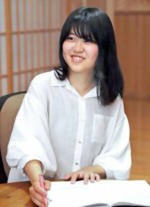 夢に向かって勉学に励んでいる佐久間羽菜さん=聖籠町諏訪山