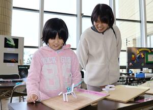 干支の「午」にちなんだ工作を楽しむ親子＝３日、上越市下門前