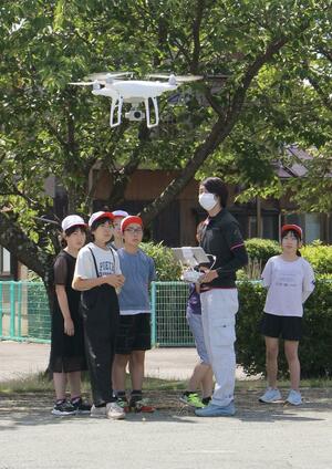 操縦体験などでドローンの仕組みを学んだ八幡小の6年生=佐渡市八幡