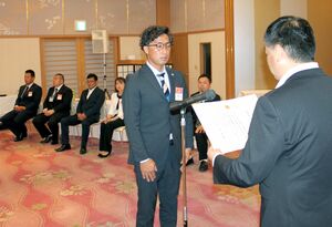 県内の商工会青年部の代表が思いを語った主張大会。最優秀賞の髙山啓二さん=弥彦村弥彦