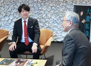 ピアノリサイタル開催を報告する大瀧拓哉さん(左)=長岡市大手通1