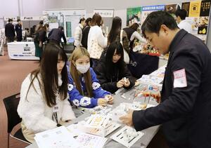 企業の魅力を知ってもらおうと県中小企業家同友会が開いたイベント=29日、新潟市中央区