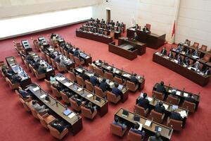 県議会は21日間の会期日程を終え、7日に閉会する。各県議は地元で参院選候補の支援に本格的に入る=6月、県議会