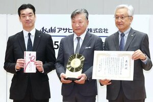 外山脩造賞に選ばれたＮＡＺＥの大井尚敏会長（中央）＝アオーレ長岡