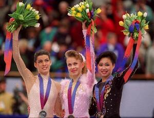 　１９９４年リレハンメル冬季五輪のフィギュアスケート女子の表彰台に立つオクサナ・バイウル選手（中央）（Ｍｉｋｅ　Ｐｏｗｅｌｌ／ＡＬＬＳＰＯＲＴ・ゲッティ＝共同）