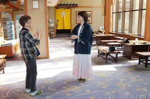 客への応対に当たる福引屋の女将の栗原里奈さん（右）＝長岡市蓬平町