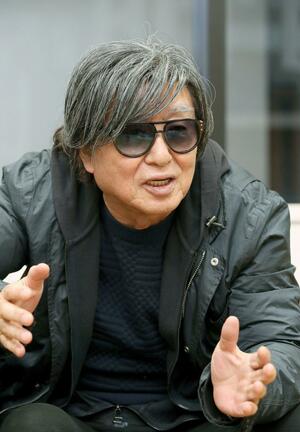 監督を務めた映画「のみとり侍」について語る鶴橋康夫さん=2018年4月、東京・東宝日比谷ビル